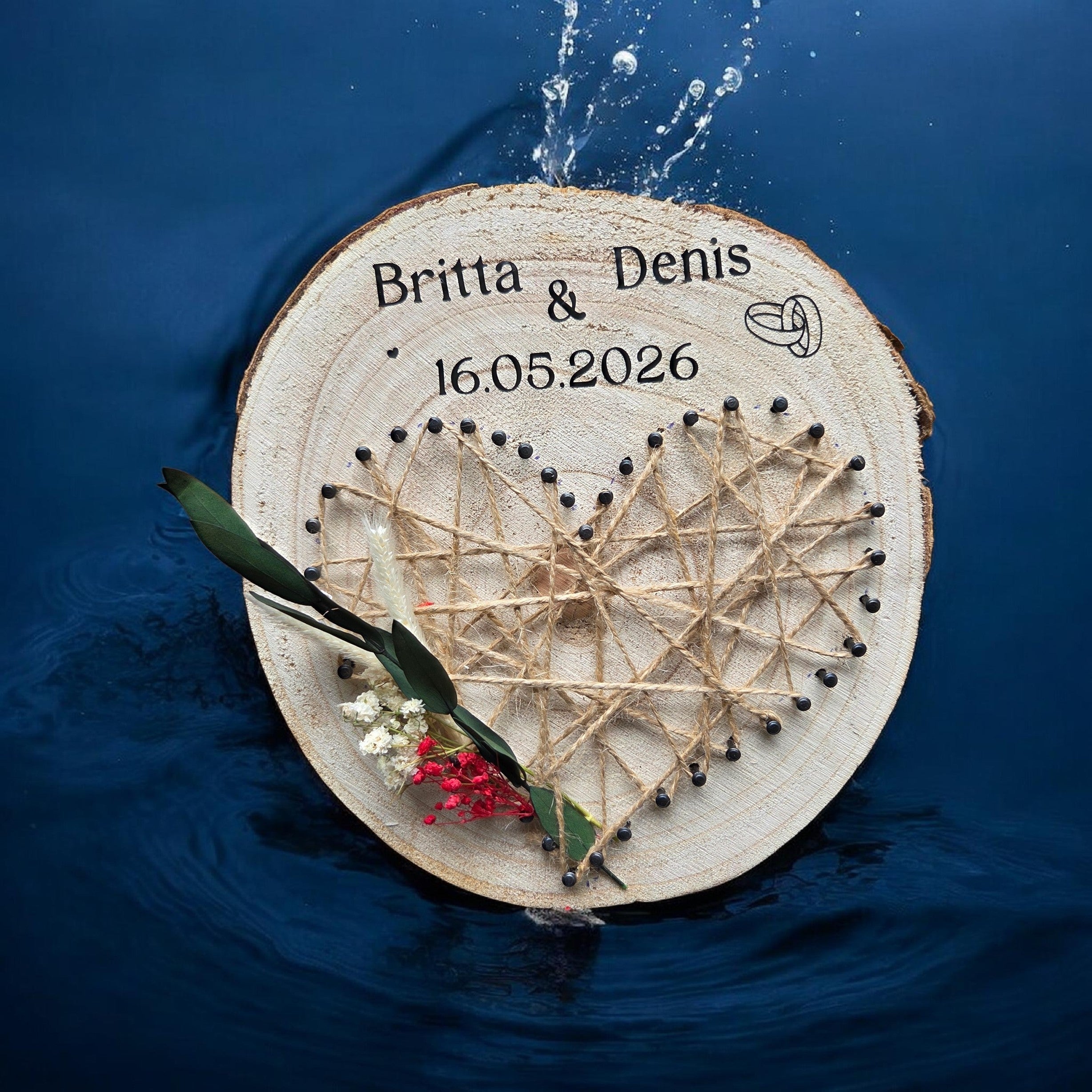 Holzbrett mit Nagelherz